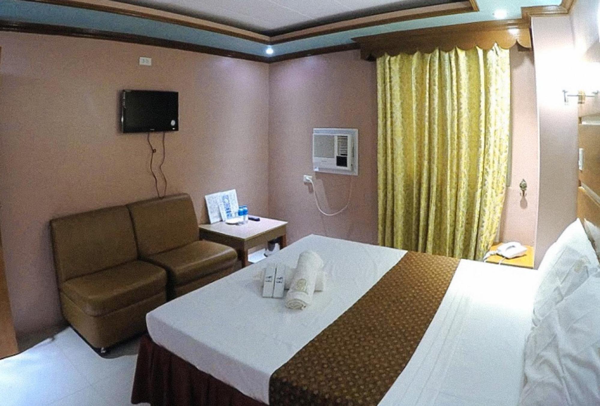 Reddoorz Plus @ Taj Hotel Tuguegarao Εξωτερικό φωτογραφία